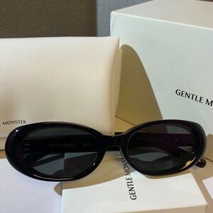 Gentle Monster BANDONEON.S Oval Sunglasses Black 01